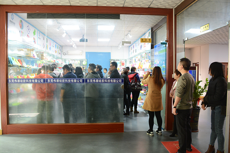 香港禮品協(xié)會(huì)成員單位近30人考察偉順硅膠，2019年訂單不斷