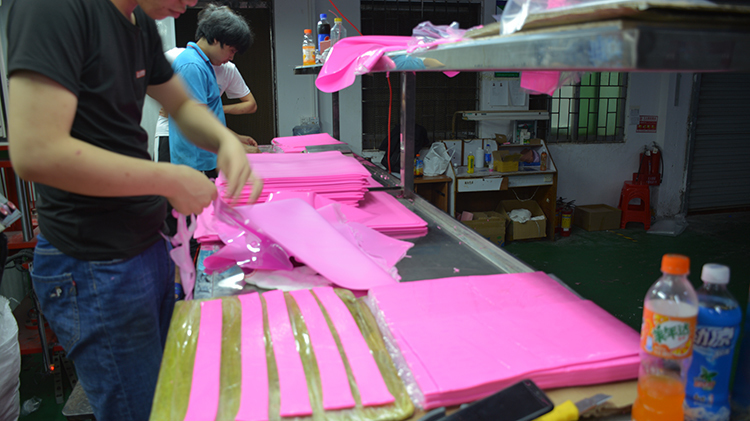 硅膠揉面墊生產(chǎn)車間圖 硅膠揉面墊生產(chǎn)車間圖