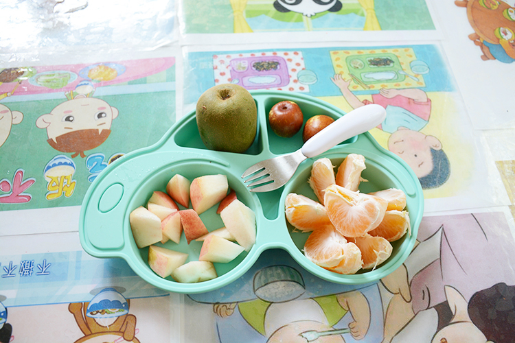 說到性能方面硅膠餐具與塑膠PP材質(zhì)相提并論具有哪些差異呢？首先PP材質(zhì)遇高溫而融化，遇低溫而易破裂，遇氣候性影響以老化變色等現(xiàn)象